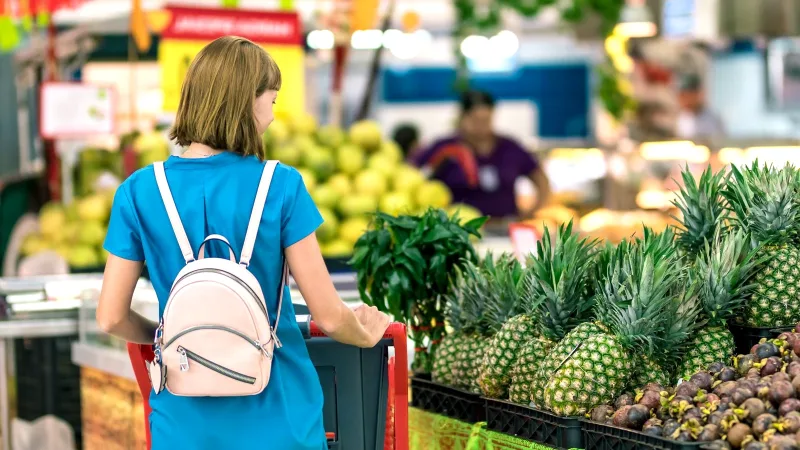 Market rafında reçel ve kahvaltılık ürünler